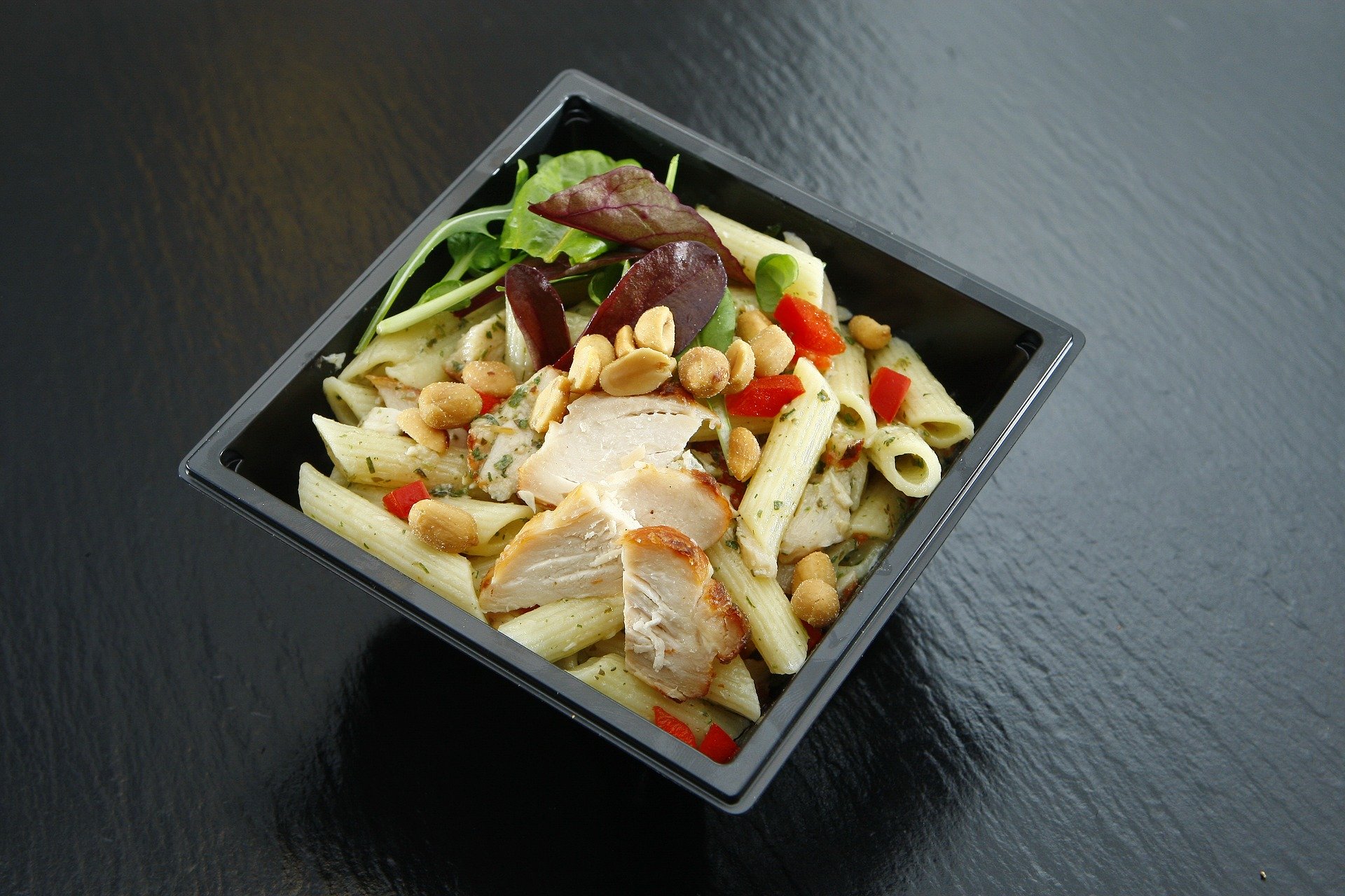 Takeaway Pasta mit Hühnchen